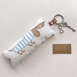 Tacskó kutyás kulcstartó, kis vintage kulccsal és csont medállal  - Artiroka design - táska & tok - kulcstartó & táskadísz - kulcstartó - Meska.hu