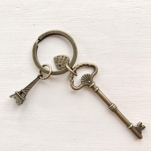 Eiffel torony mintás egyedi kulcstartó gyönyörű vintage kulcs dísszel - Artiroka design - táska & tok - kulcstartó & táskadísz - kulcstartó - Meska.hu