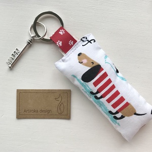 Tacskó kutya piros - fehér csíkos ruhában kulcstartó , álom kulcs díszítéssel  - Artiroka design - táska & tok - kulcstartó & táskadísz - kulcstartó - Meska.hu
