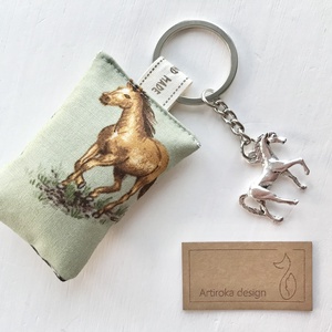 Ló mintás egyedi kulcstartó egy 3D lovas medállal  - Artiroka design - táska & tok - kulcstartó & táskadísz - kulcstartó - Meska.hu