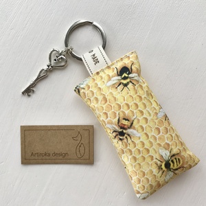 Méhecske, méhkaptár mintás, egyedi kulcstartó, vintage kulcs dísszel - Anyák napja - Artiroka design  - táska & tok - kulcstartó & táskadísz - Meska.hu
