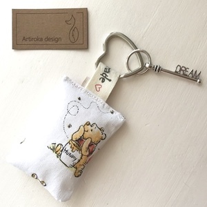 Micimackó mintás kulcstartó, vintage kulcs  díszítéssel - Artiroka design - táska & tok - kulcstartó & táskadísz - kulcstartó - Meska.hu