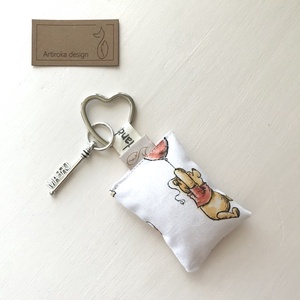 Micimackó mintás kulcstartó, vintage kulcs  díszítéssel - Artiroka design - táska & tok - kulcstartó & táskadísz - kulcstartó - Meska.hu