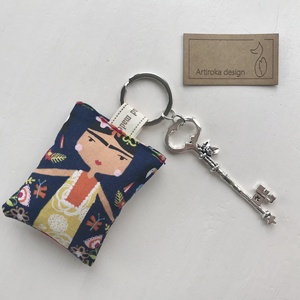 Frida Kahlo mintás egyedi kulcstartó, rózsás kulcs medállal  - Artiroka design - táska & tok - kulcstartó & táskadísz - kulcstartó - Meska.hu