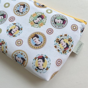 Frida Kahlo mintás neszesszer, nasi tartó, uzsonna tasak - Artiroka design - ovi- és sulikezdés - uzsonna- & ebéd tartó - szendvics csomagoló - Meska.hu Frida Kahlo mintás neszesszer, nasi tartó, uzsonna tasak - Artiroka design - ovi- és sulikezdés - uzsonna- & ebéd tartó - szendvics csomagoló - Meska.hu
