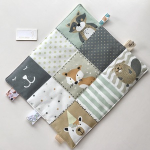 Róka, mackó, mosómedve, hód, pingvin és bagoly mintás címkekendő, készségfejlesztő babajáték - Artiroka design - játék & gyerek - 3 éves kor alattiaknak - alvóka & rongyi - Meska.hu Róka, mackó, mosómedve, hód, pingvin és bagoly mintás címkekendő, készségfejlesztő babajáték - Artiroka design - játék & gyerek - 3 éves kor alattiaknak - alvóka & rongyi - Meska.hu