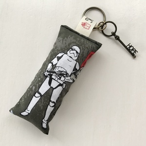 Star Wars mintás kulcstartó, egy vintage  kulcs medállal  - Artiroka design - táska & tok - kulcstartó & táskadísz - kulcstartó - Meska.hu