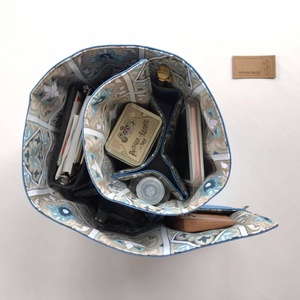 Kék cementlap mintás táska rendszerező, táskarendező  -  Artiroka design  - táska & tok - kézitáska & válltáska - belső rendező - Meska.hu