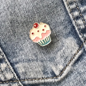 Cupcake, muffin süti mintás kitűző  - Mesedoboz - Meska.hu