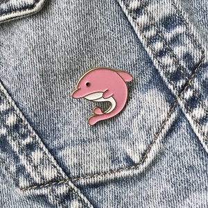Rózsaszín delfin mintás kitűző  - Mesedoboz - ékszer - kitűző és bross - kitűző - Meska.hu