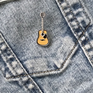 Gitár mintás kitűző  - Mesedoboz - ékszer - kitűző és bross - kitűző - Meska.hu