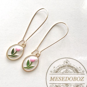 Tulipán mintás fülbevaló fehér gyöngy díszítéssel - Mesedoboz, Esküvő, Ékszer, Fülbevaló, Ékszerkészítés, MESKA