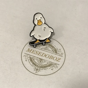Gőrdeszkás kacsa kitűző  - Mesedoboz, Ékszer, Kitűző és Bross, Kitűző, Ékszerkészítés, MESKA