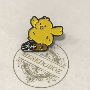Gőrdeszkás csibe kitűző  - Mesedoboz, Ékszer, Kitűző és Bross, Kitűző, Ékszerkészítés, MESKA