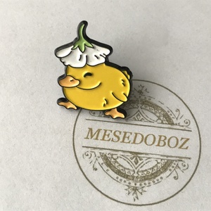 Kacsa virág alatt - vidám kitűző  - Mesedoboz - Meska.hu