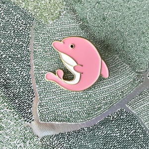 Rózsaszín delfin mintás kitűző  - Mesedoboz, Ékszer, Kitűző és Bross, Kitűző, Ékszerkészítés, MESKA