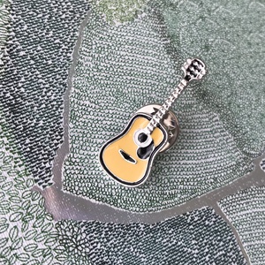 Gitár mintás kitűző  - Mesedoboz, Ékszer, Kitűző és Bross, Kitűző, Ékszerkészítés, MESKA