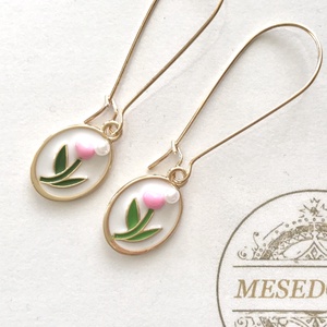 Tulipán mintás fülbevaló fehér gyöngy díszítéssel - Mesedoboz - esküvő - ékszer - fülbevaló - Meska.hu