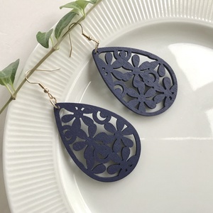Fából készült fülbevaló, sötétkék levél és virág mintával - Mesedoboz - ékszer - fülbevaló - lógó fülbevaló - Meska.hu