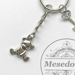 Mackó kulcstartó kulcs medállal  - Mesedoboz - Meska.hu