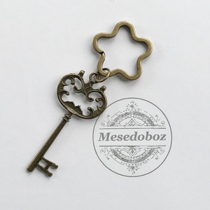 Vintage régi kulcs, csillag alakú kulcskarikán  - Mesedoboz - Meska.hu