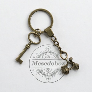 Vespa motor kulcstartó, Vintage kulcs medállal  - Mesedoboz - táska & tok - kulcstartó & táskadísz - kulcstartó - Meska.hu