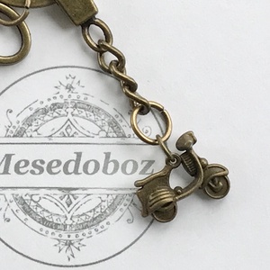 Vespa motor kulcstartó, Vintage kulcs medállal  - Mesedoboz - Meska.hu