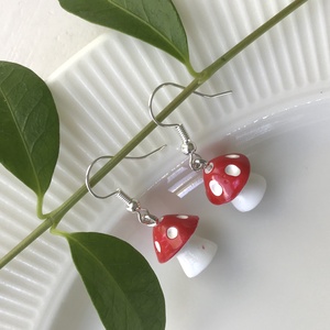 Piros - fehér, pöttyös gombás fülbevaló - ékszer - fülbevaló - lógó fülbevaló - Meska.hu