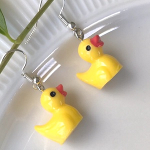 Sárga kiskacsa medálos fülbevaló  - ékszer - fülbevaló - lógó fülbevaló - Meska.hu