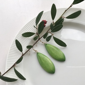 Fából készült csepp alakú fülbevaló fűzöld színben , Ékszer, Fülbevaló, Lógó csepp fülbevaló, Ékszerkészítés, MESKA