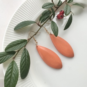 Fából készült csepp alakú fülbevaló narancs színben , Ékszer, Fülbevaló, Lógó csepp fülbevaló, Ékszerkészítés, MESKA