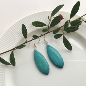 Fából készült csepp alakú fülbevaló türkiz színben , Ékszer, Fülbevaló, Lógó csepp fülbevaló, Ékszerkészítés, MESKA
