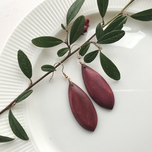 Fából készült csepp alakú fülbevaló bordó színben , Ékszer, Fülbevaló, Lógó csepp fülbevaló, Ékszerkészítés, MESKA