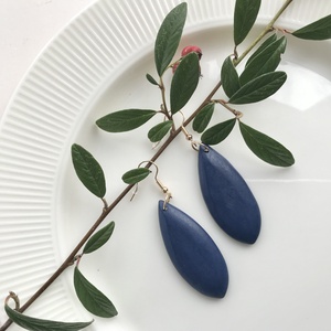 Fából készült csepp alakú fülbevaló sötétkék színben , Ékszer, Fülbevaló, Lógó csepp fülbevaló, Ékszerkészítés, MESKA