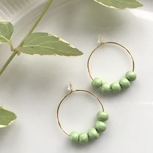 Pasztellzöld, fagyöngyös,  karika fülbevaló  - ékszer - fülbevaló - karika fülbevaló - Meska.hu