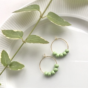 Pasztellzöld, fagyöngyös,  karika fülbevaló  - ékszer - fülbevaló - karika fülbevaló - Meska.hu