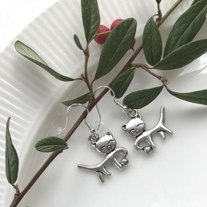 Cicás fülbevaló  - ékszer - fülbevaló - lógó fülbevaló - Meska.hu