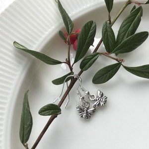 Méhecske fülbevaló pár  - ékszer - fülbevaló - lógó fülbevaló - Meska.hu