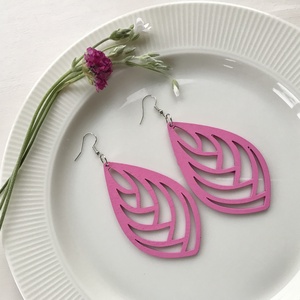 Fából készült pink színű fülbevaló  - Meska.hu