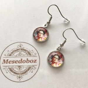 Frida Kahlo mintás üveglencsés fülbevaló - ékszer - fülbevaló - lógó fülbevaló - Meska.hu