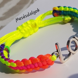 Neonparádé LOVE felirattal. Makramé fonott divatos karkötő - ékszer - karkötő - fonott karkötő - Meska.hu