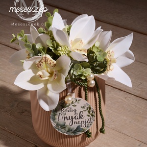 Klasszik ORCHIDEA Anyák napi dísz, Otthon & Életmód, Dekoráció, Asztal és polc dekoráció, Asztaldísz, Decoupage, transzfer és szalvétatechnika, Virágkötés, Prémium minőségű művirágból alkottam ezt a klasszikus díszt.
Az eukalyptussal, a gyöngyökkel, a béz..., MESKA