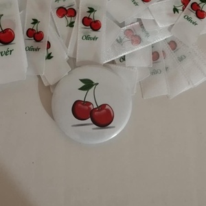 Ovis,bölcsis jel ,cseresznye varrós és öntapadós+Olivér - játék & sport - ovis felszerelés - óvodai jelek - Meska.hu