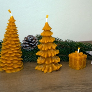 Karácsonyfa méhviasz gyertya - karácsony - karácsonyi lakásdekoráció - karácsonyi illatgyertya, mécses - Meska.hu