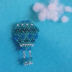 Kék hőlégballon - gyöngy kitűző - Meska.hu
