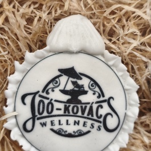 Egyedi logózott mézeskalács, Karácsony, Karácsonyi ajándékozás, Karácsonyi képeslap, üdvözlőlap, ajándékkísérő, Mézeskalácssütés, MESKA