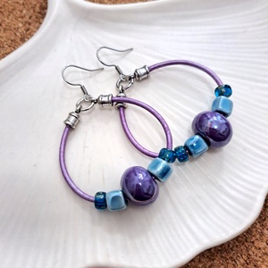 Kerámia-bőr fúlbevaló - ékszer - fülbevaló - lógó fülbevaló - Meska.hu