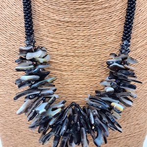 Fekete-fehér kagyló lánc - Meska.hu