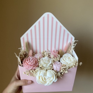 Gyertya virágbox borítékdobozban (szójagyertyából) - kézműves ajándék bármilyen alkalomra - Meska.hu