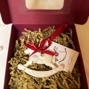 Karácsonyfa dísz, felakasztható hintaló üdvözlőkártyával - otthon & életmód - dekoráció - dísztárgy - Meska.hu